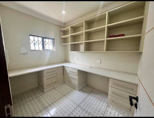 6 BEDROOM HOUSE FOR SALE IN HILTON GARDENS